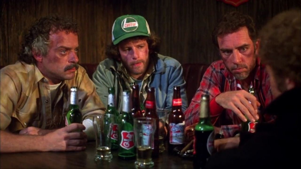 Кадр из фильма «Твари из бездны». На столе пиво Beck’s и Budweiser.