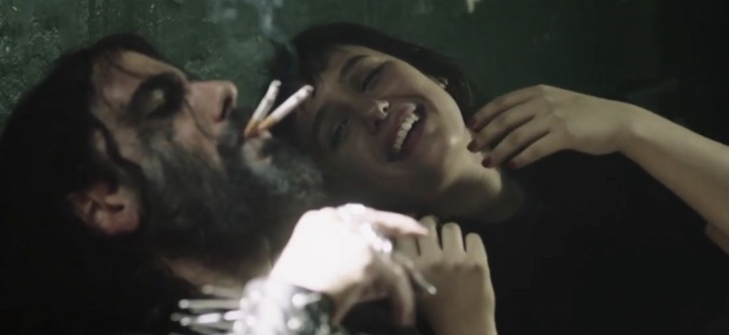 Главные герои фильма «Добро пожаловать в ад» курят по две сигареты