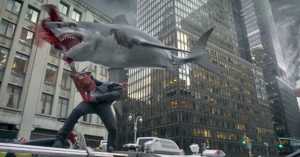 Фин Шепард распиливает бензопилой акулу на лету в фильме «Акулий торнадо 2»